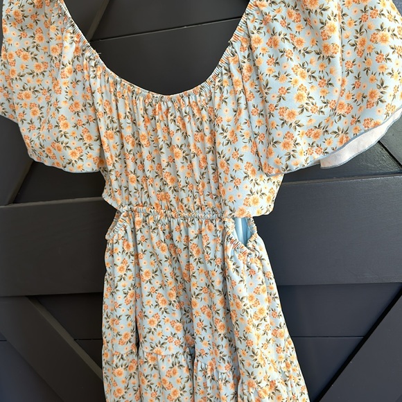 Flower cut out dress - Picture 4 of 4